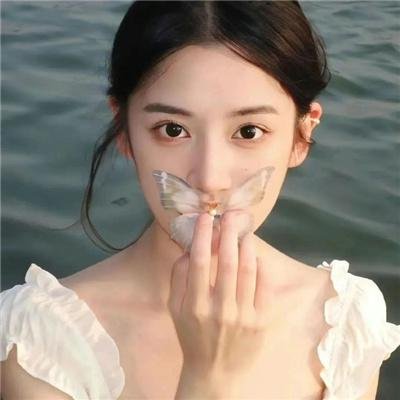 云雾笼罩的山峰